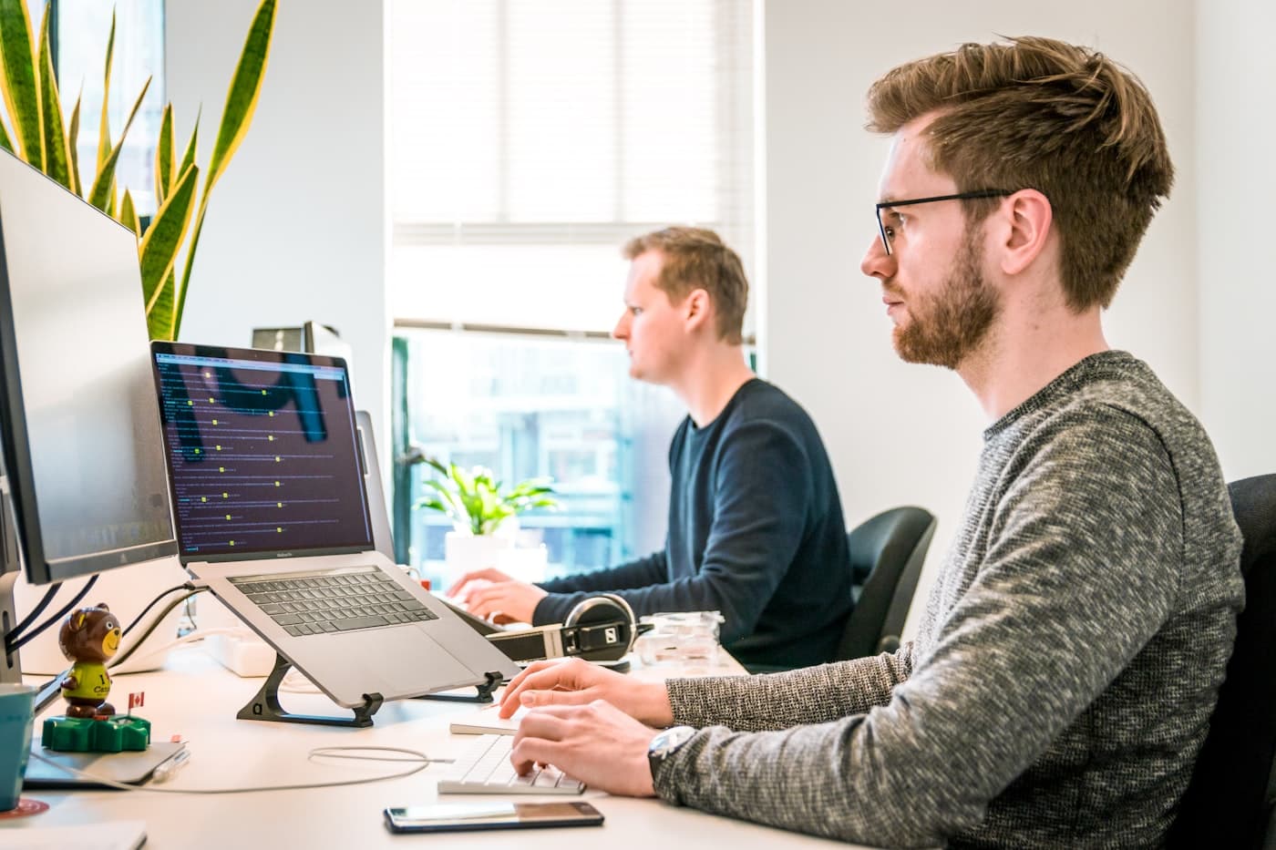 Desarrolladores trabajando con el stack de Basic AI